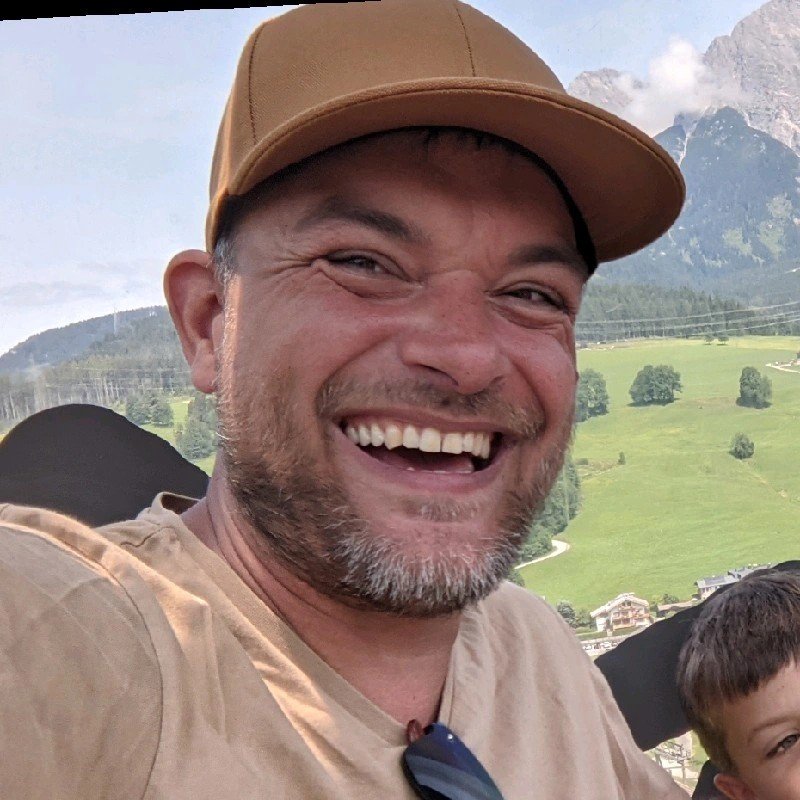 Tony, einer der drei Stammbrüder, Handwerker mit Leidenschaft für Holz und individuelle Projekte.