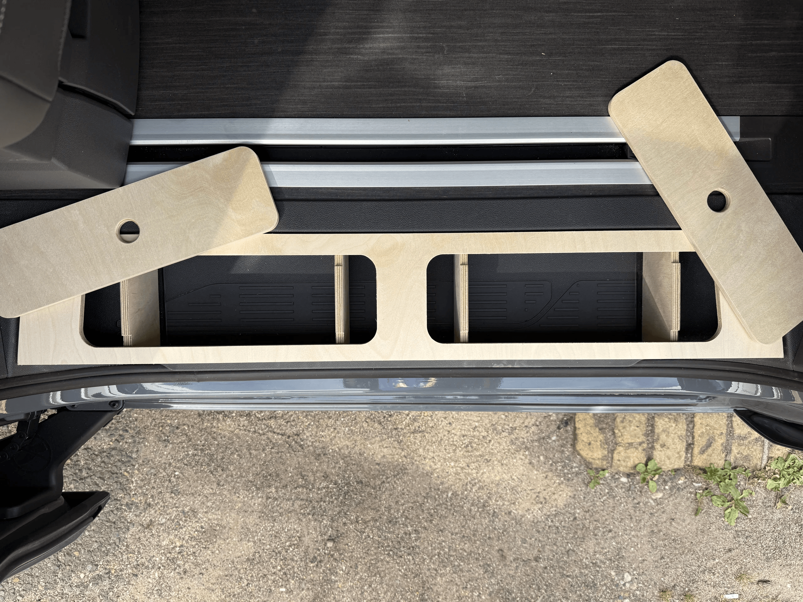 Trittstufeneinsatz aus Multiplex für den VW T7 in passgenauer Frontansicht