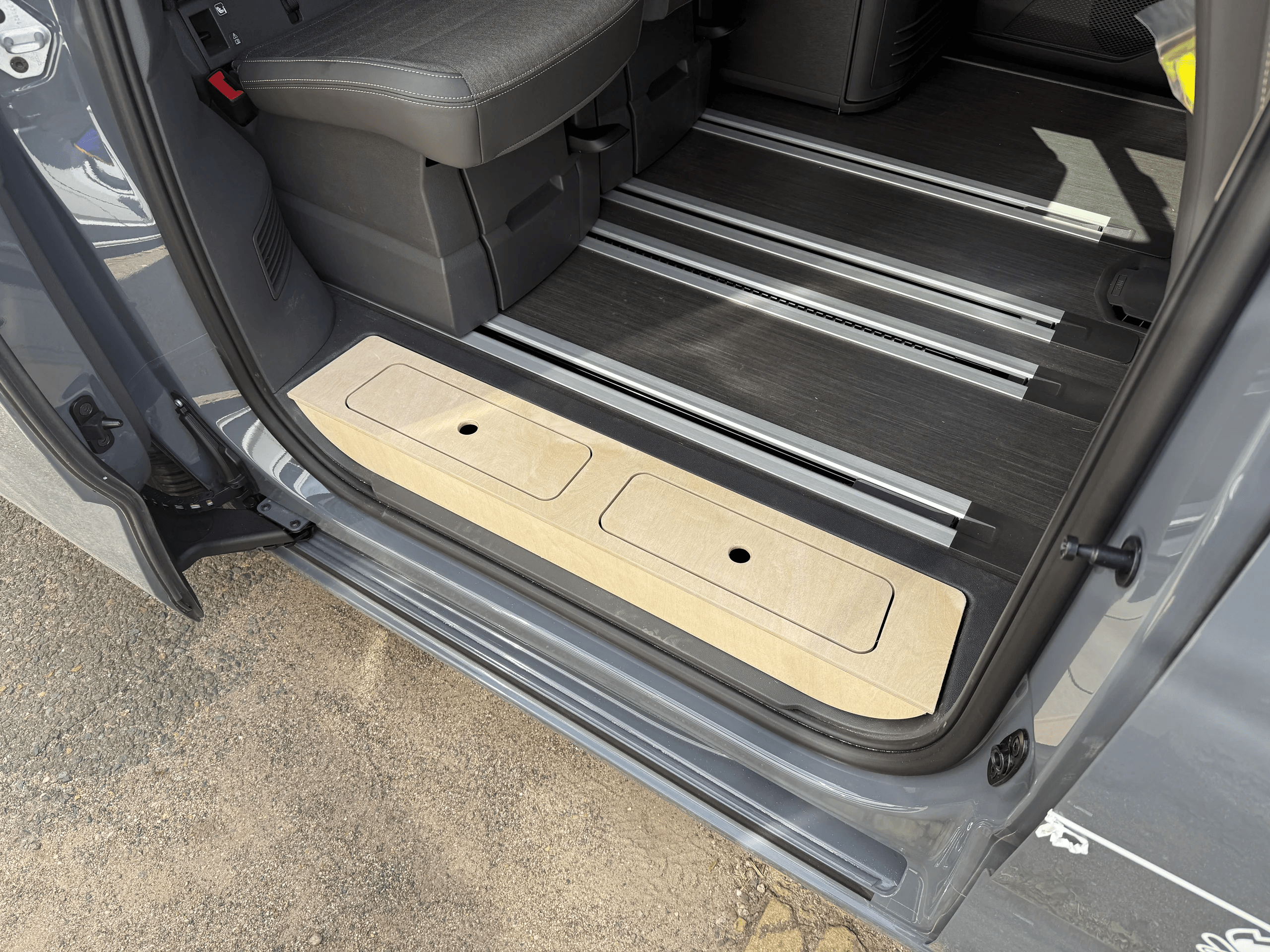 Passgenauer VW T7 Trittstufeneinsatz aus Multiplex in seitlicher Perspektive